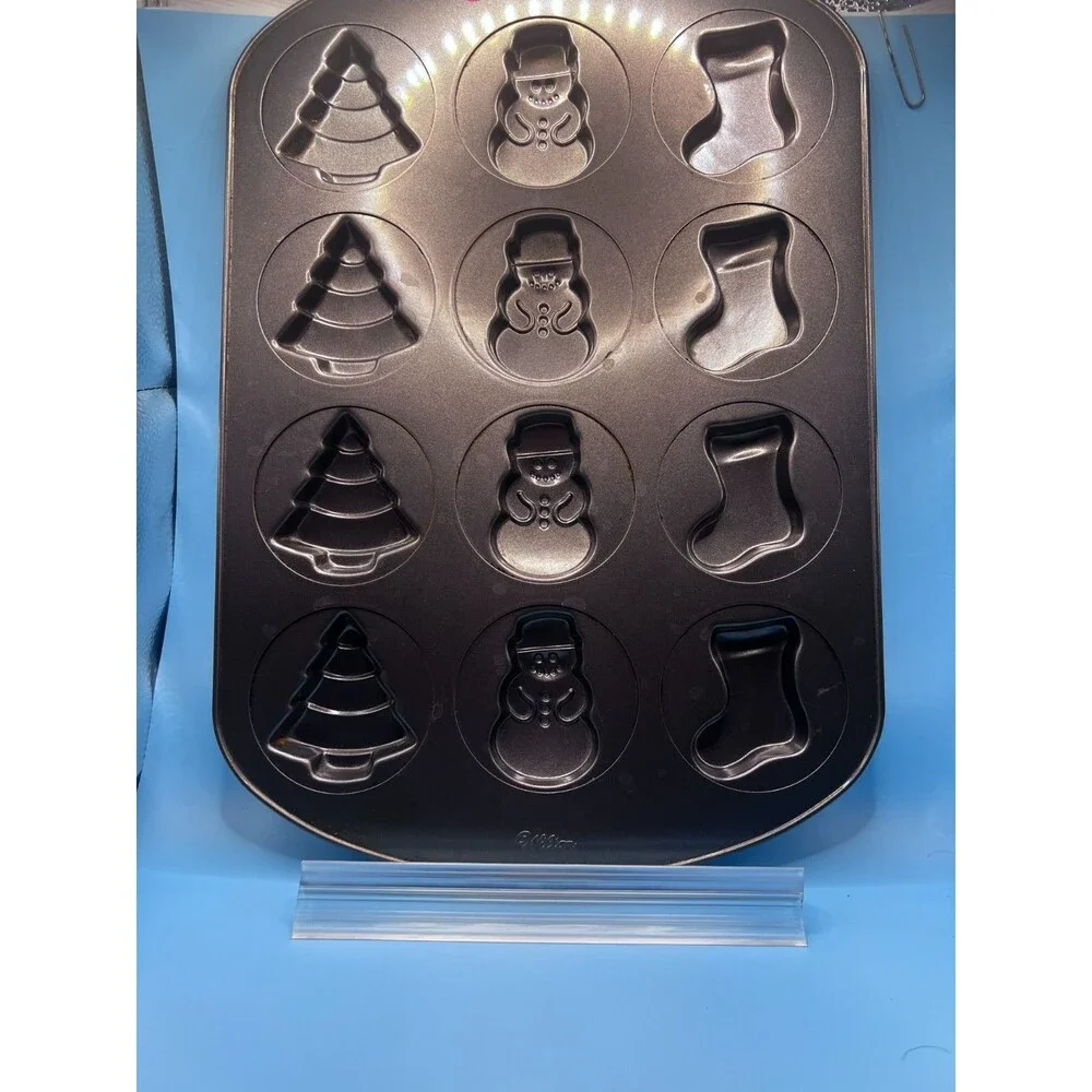 Wilton Christmas pan-3 designs